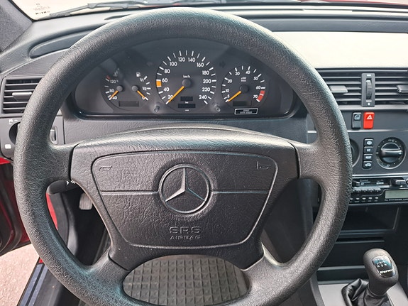 Mercedes-Benz C220 14 of 16