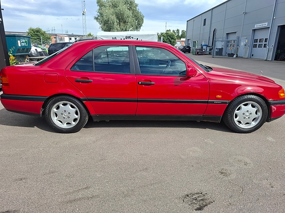 Mercedes-Benz C220 7 of 16
