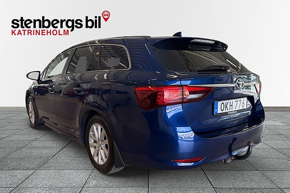 Toyota Avensis 2 of 5