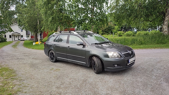 Toyota Avensis 2 of 5