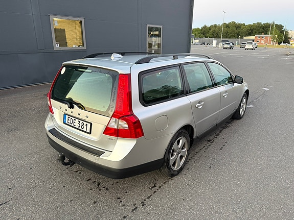 Volvo V70 2 of 4