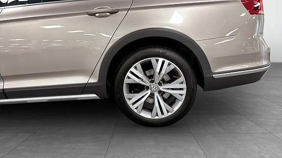 Volkswagen Passat Alltrack 6 of 13