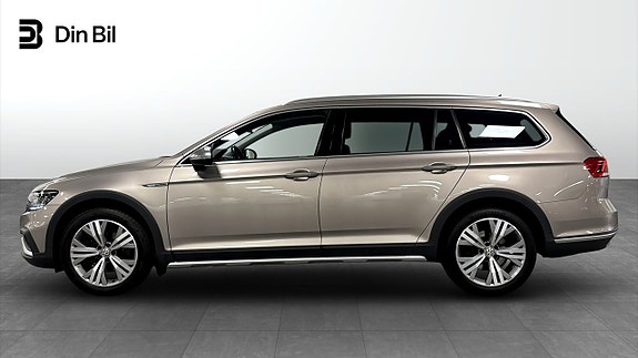 Volkswagen Passat Alltrack 2 of 5