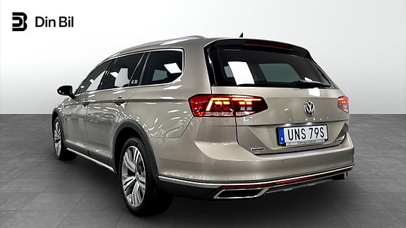 Volkswagen Passat Alltrack 3 of 5
