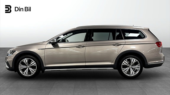 Volkswagen Passat Alltrack 2 of 5