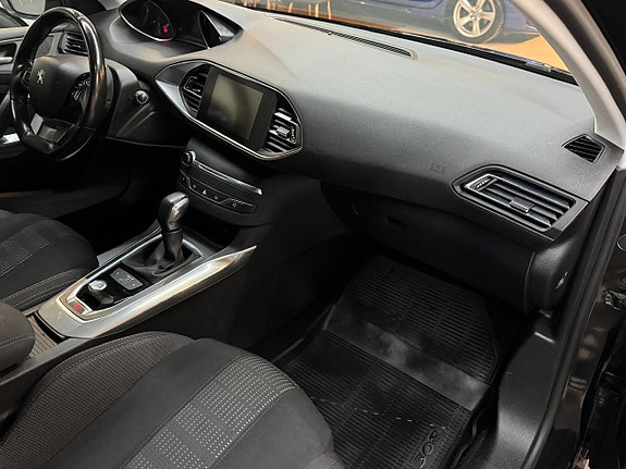 Peugeot 308 SW 9 of 16