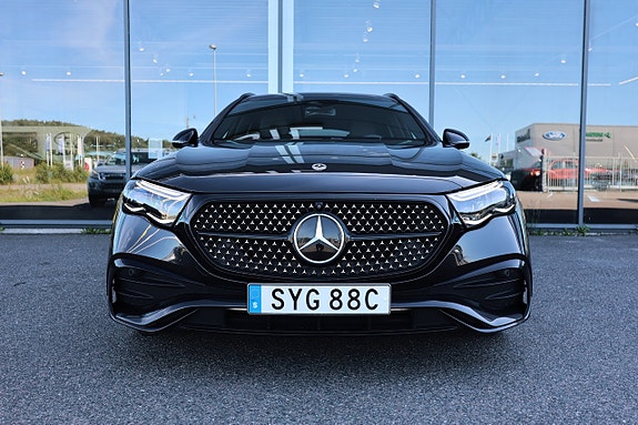 Mercedes-Benz E220 2 of 5