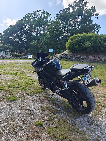 Yamaha YZF-R6 2 of 5