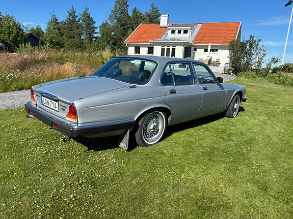 Jaguar XJ 3 of 7