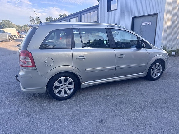 Opel Zafira 3 of 5