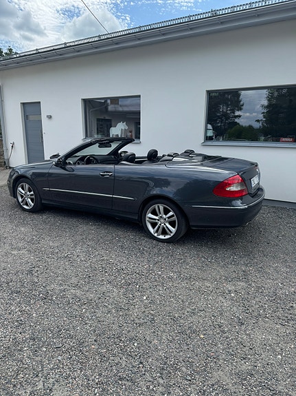Mercedes-Benz CLK200 2 of 5