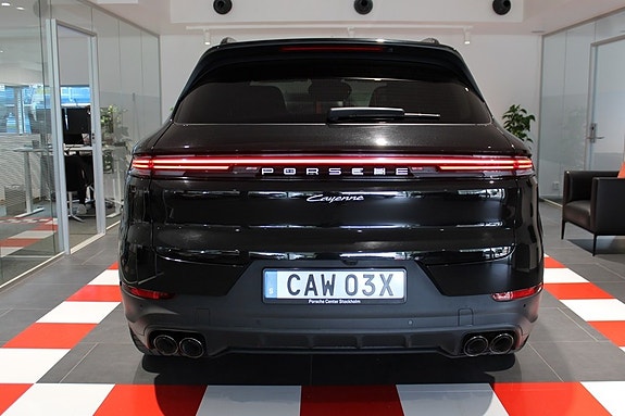 Porsche Cayenne 4 of 5