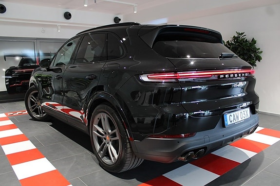 Porsche Cayenne 2 of 5