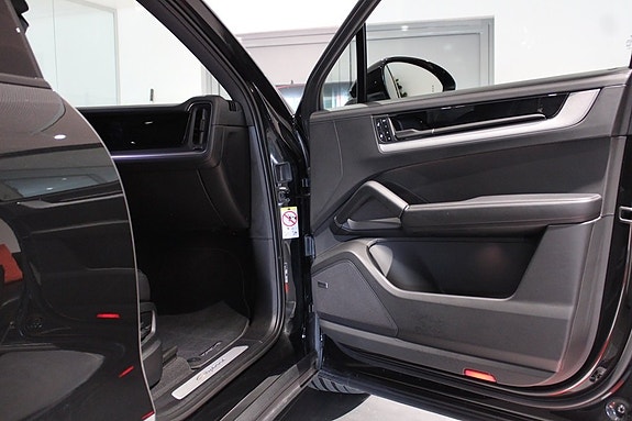 Porsche Cayenne 10 of 19