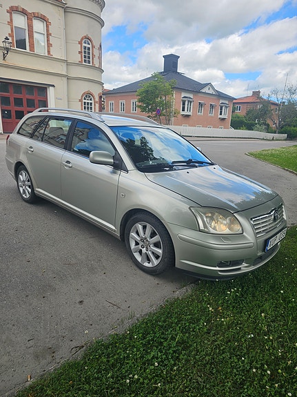 Toyota Avensis 2 of 4