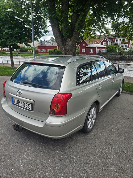 Toyota Avensis 3 of 4