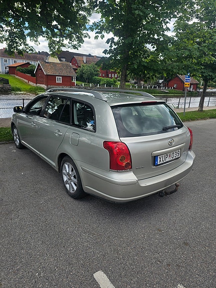 Toyota Avensis 4 of 4