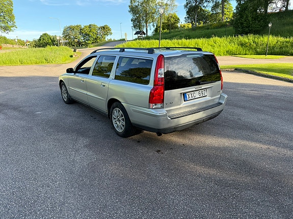 Volvo V70 2 of 5