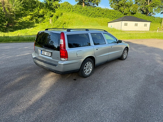 Volvo V70 3 of 5