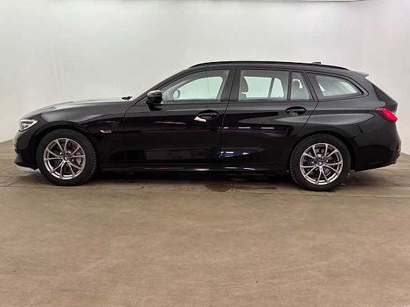 BMW 330e 3 of 5