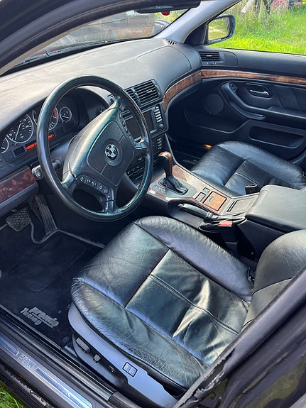 BMW 540i 4 of 5