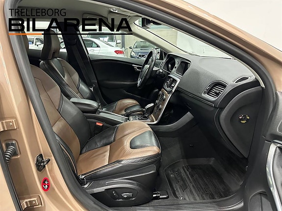 Volvo V40 Cross Country 14 of 26