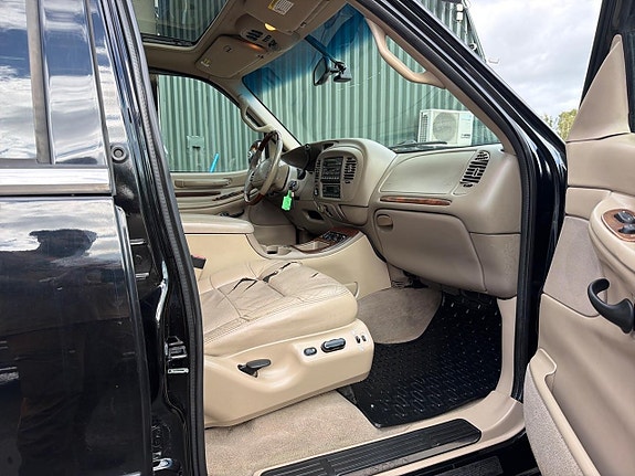 Lincoln Navigator 16 of 27
