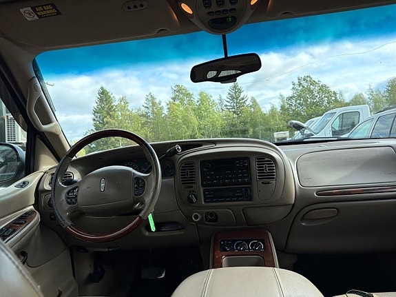 Lincoln Navigator 19 of 27