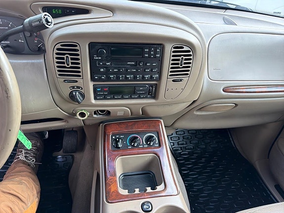 Lincoln Navigator 13 of 27