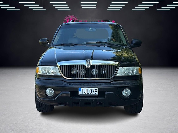 Lincoln Navigator 2 of 5