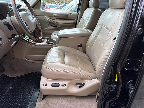 Lincoln Navigator 18 of 27