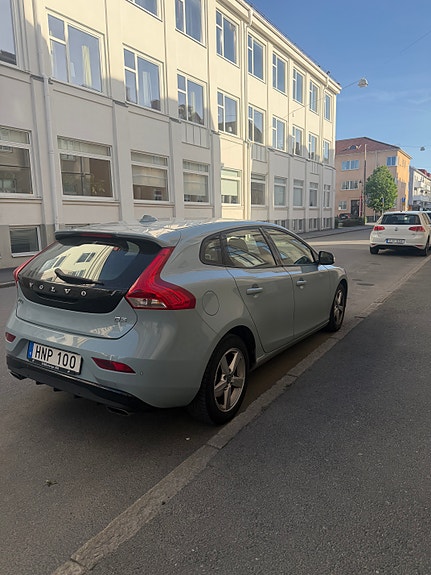 Volvo V40 2 of 5