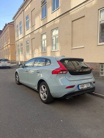 Volvo V40 3 of 5