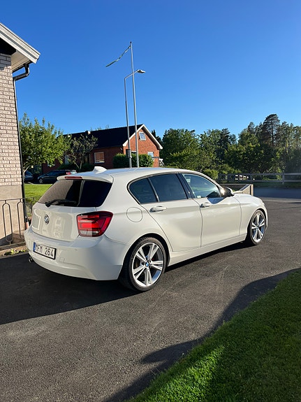 BMW 120d 4 of 5