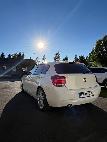 BMW 120d 2 of 5