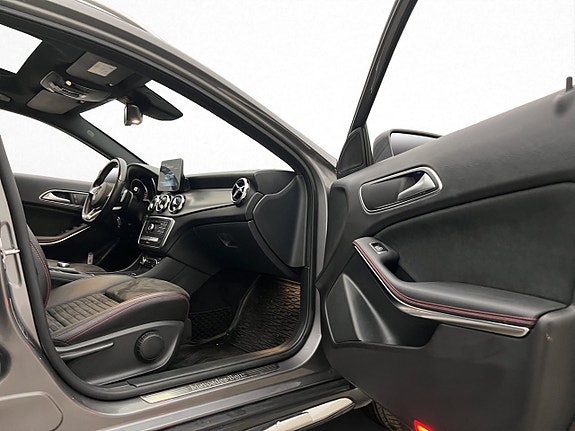 Mercedes-Benz GLA200 26 of 30