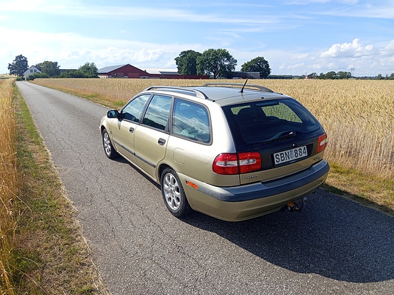 Volvo V40 2 of 5