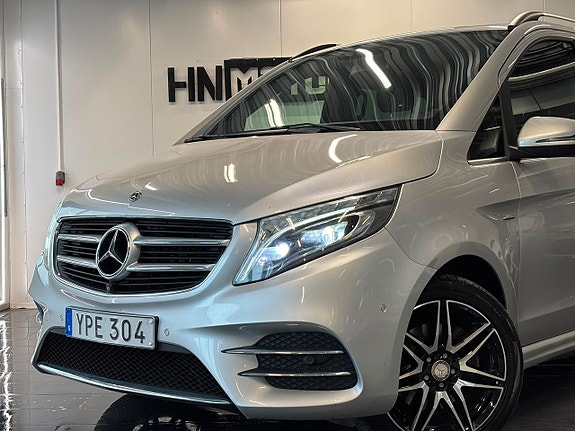 Mercedes-Benz V250 2 of 5