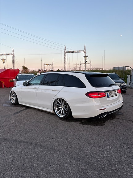 Mercedes-Benz E220 3 of 5