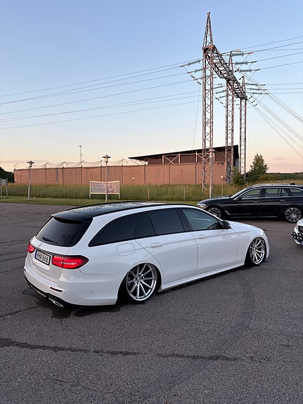 Mercedes-Benz E220 2 of 5