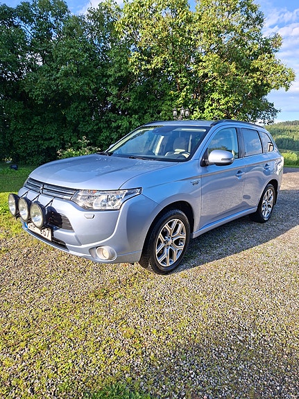 Mitsubishi Outlander 2 of 5