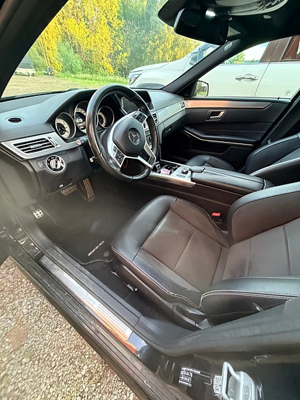 Mercedes-Benz E220 2 of 3