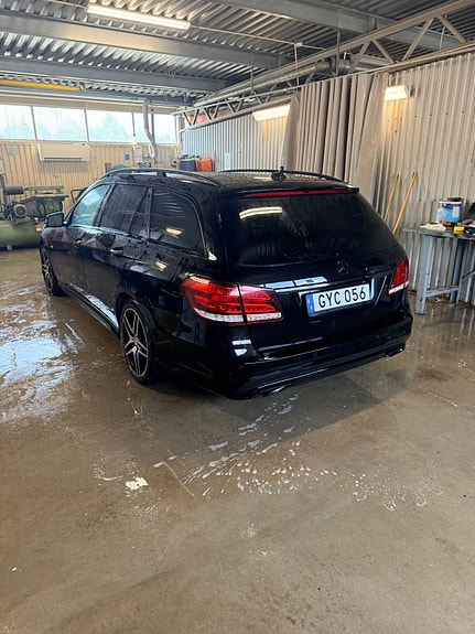 Mercedes-Benz E220 3 of 3