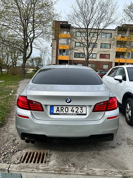 BMW 523i 4 of 5