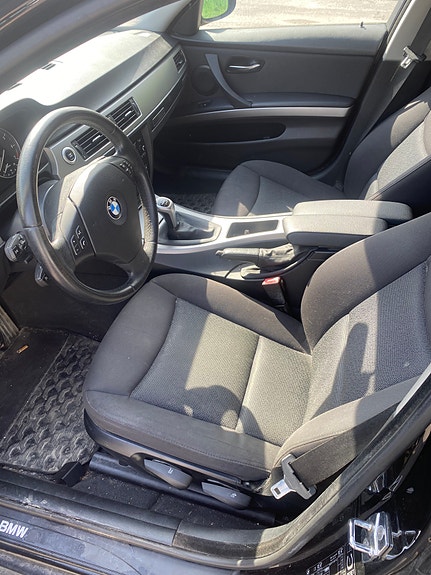 BMW 318i 3 of 5