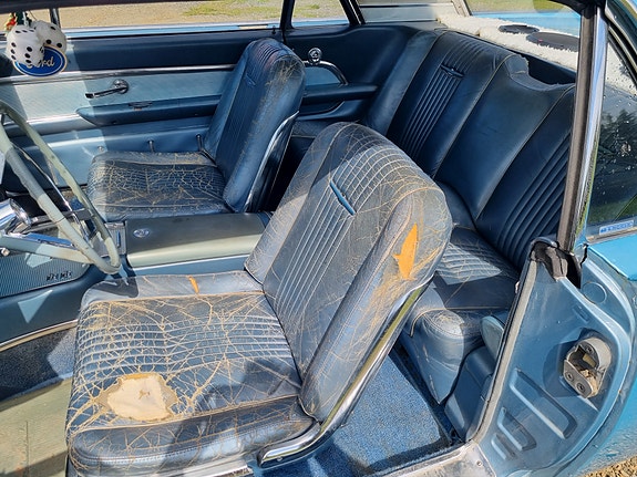 Ford Thunderbird 4 of 5