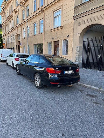 BMW 318d 2 of 4