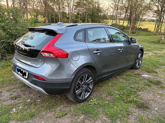 Volvo V40 Cross Country 2 of 5
