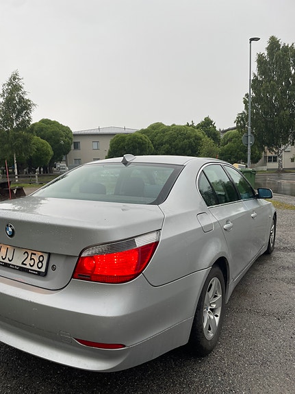 BMW 525i 3 of 5