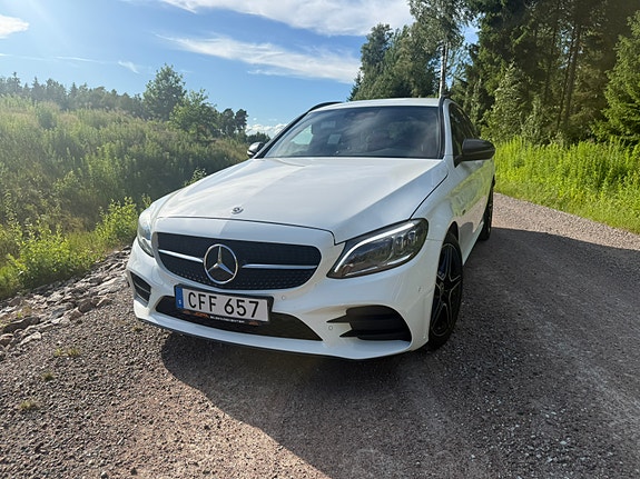 Mercedes-Benz C300 2 of 5